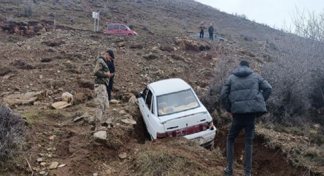  Muş yolunda otomobil şarampole devrildi: 2 yaralı